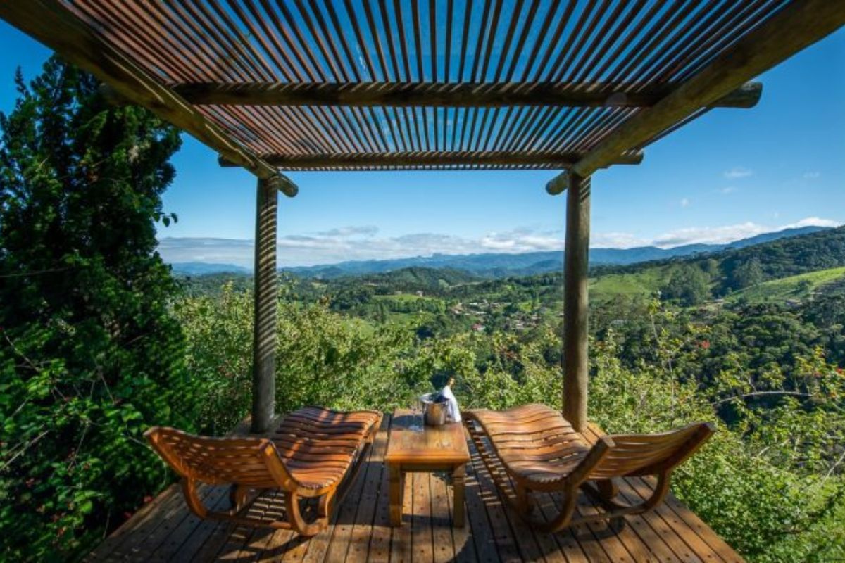 Deck de pousada com vista para a Serra da Mantiqueira
