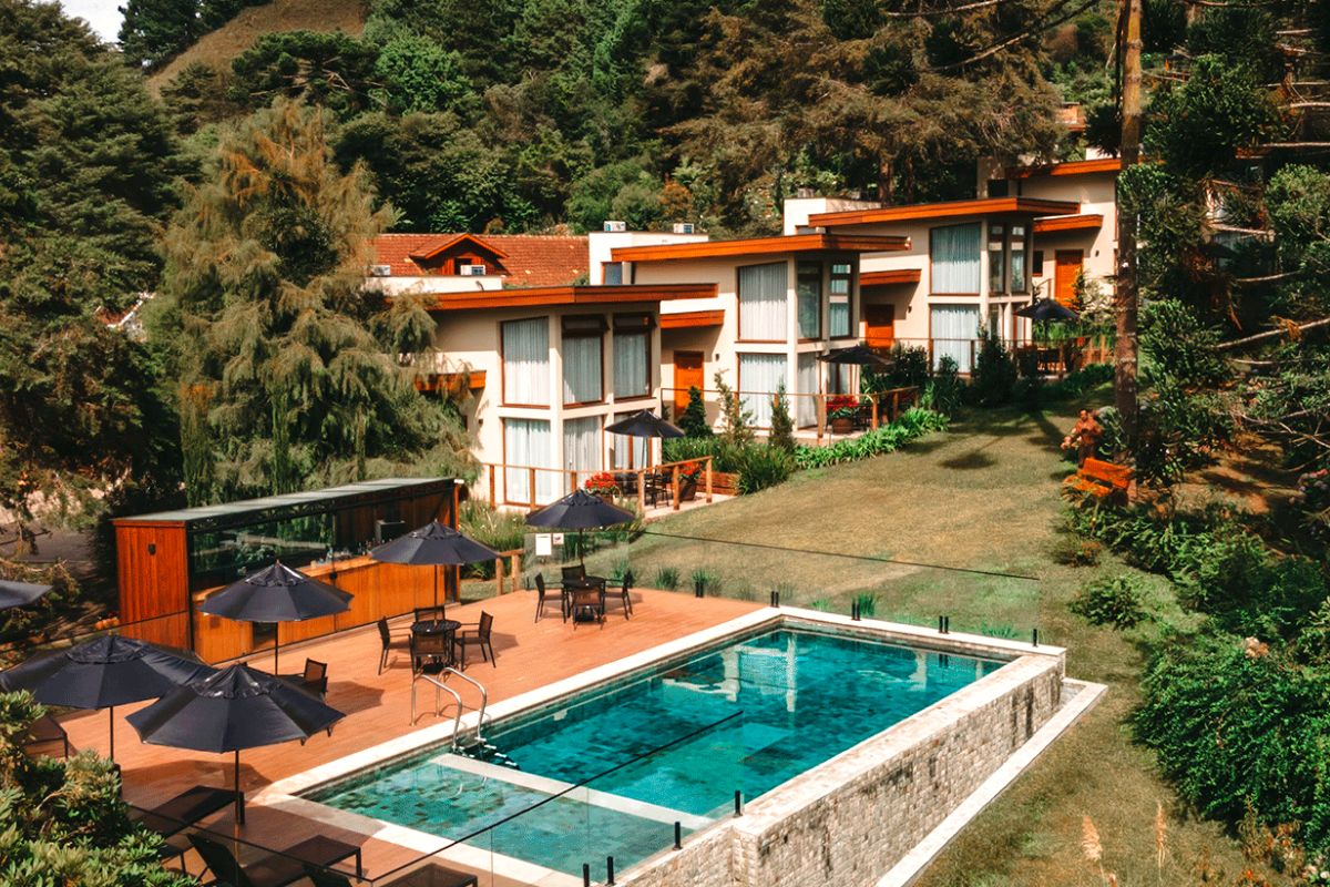 Piscina e chalés de hotel em Campos do Jordão