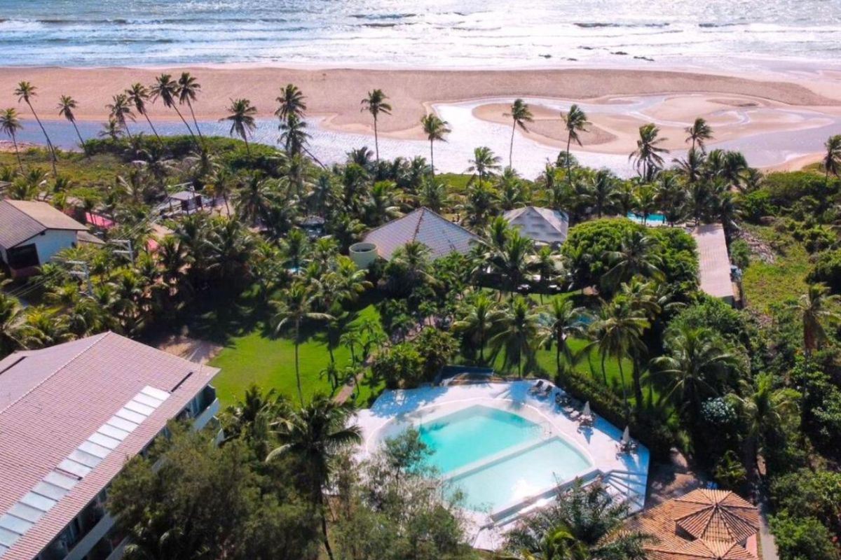 Panorama de hotel beira-mar em Imbassaí, Bahia