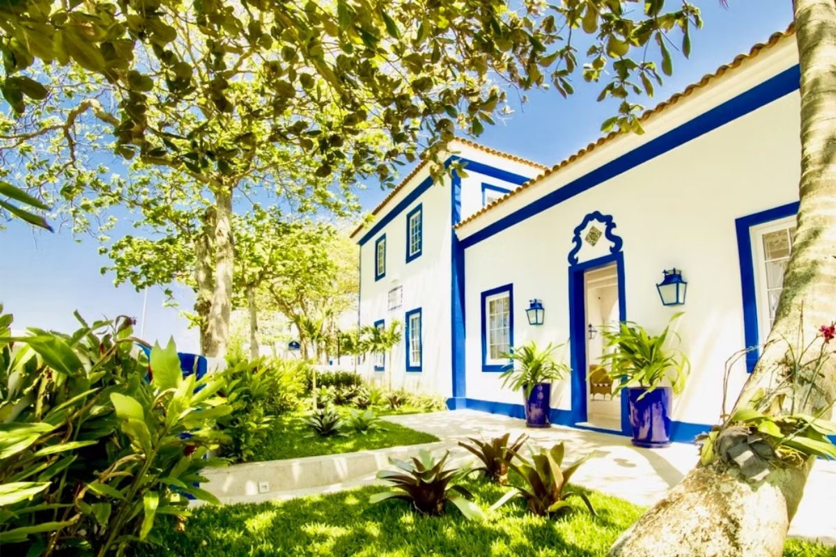 Fachada de pousada em estilo colonial em Cabo Frio