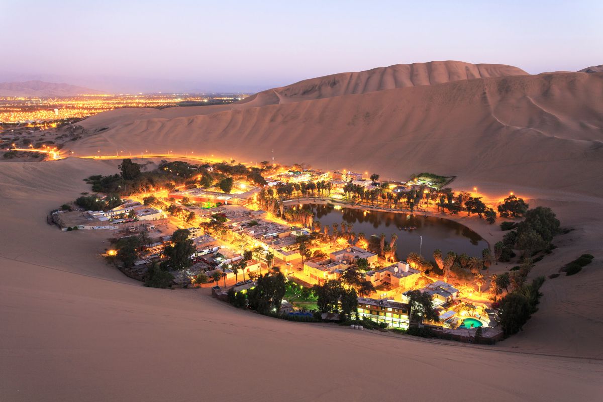 Panorama de Huacachina, uma das principais atrações do Peru