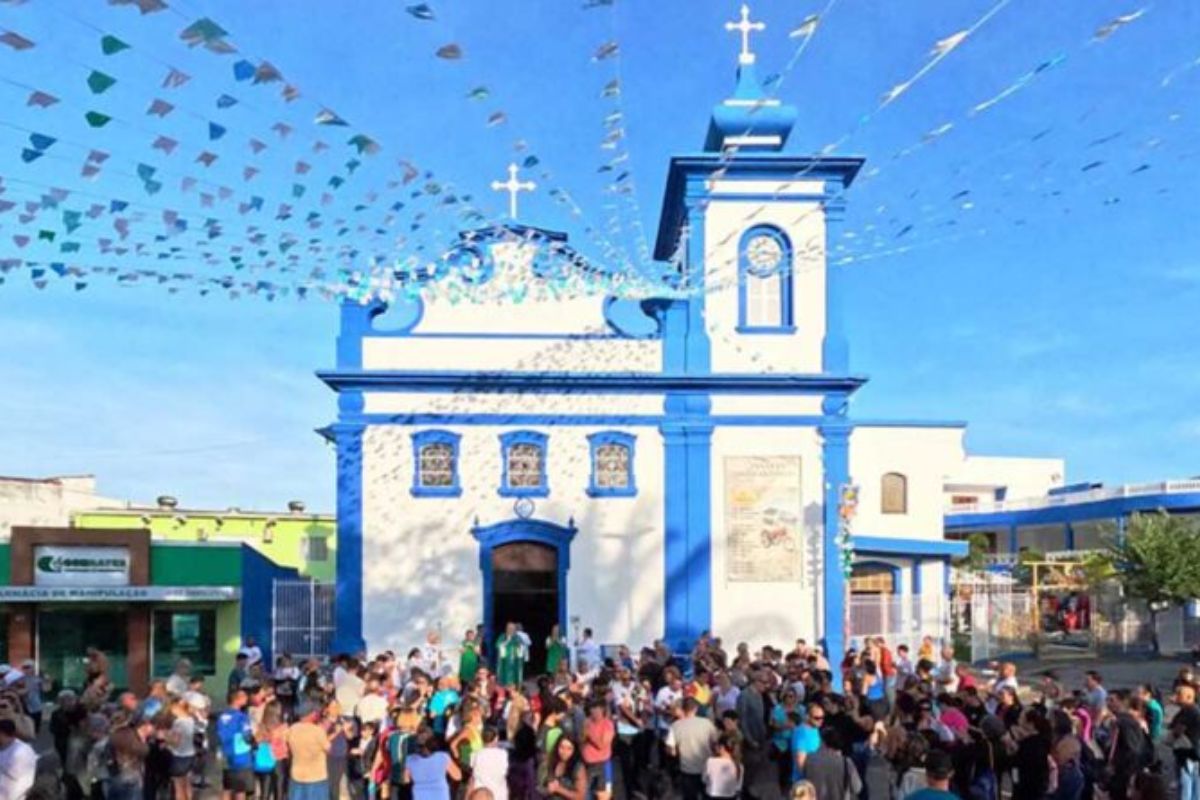 Fachada de igreja do centro de Caraguatatuba