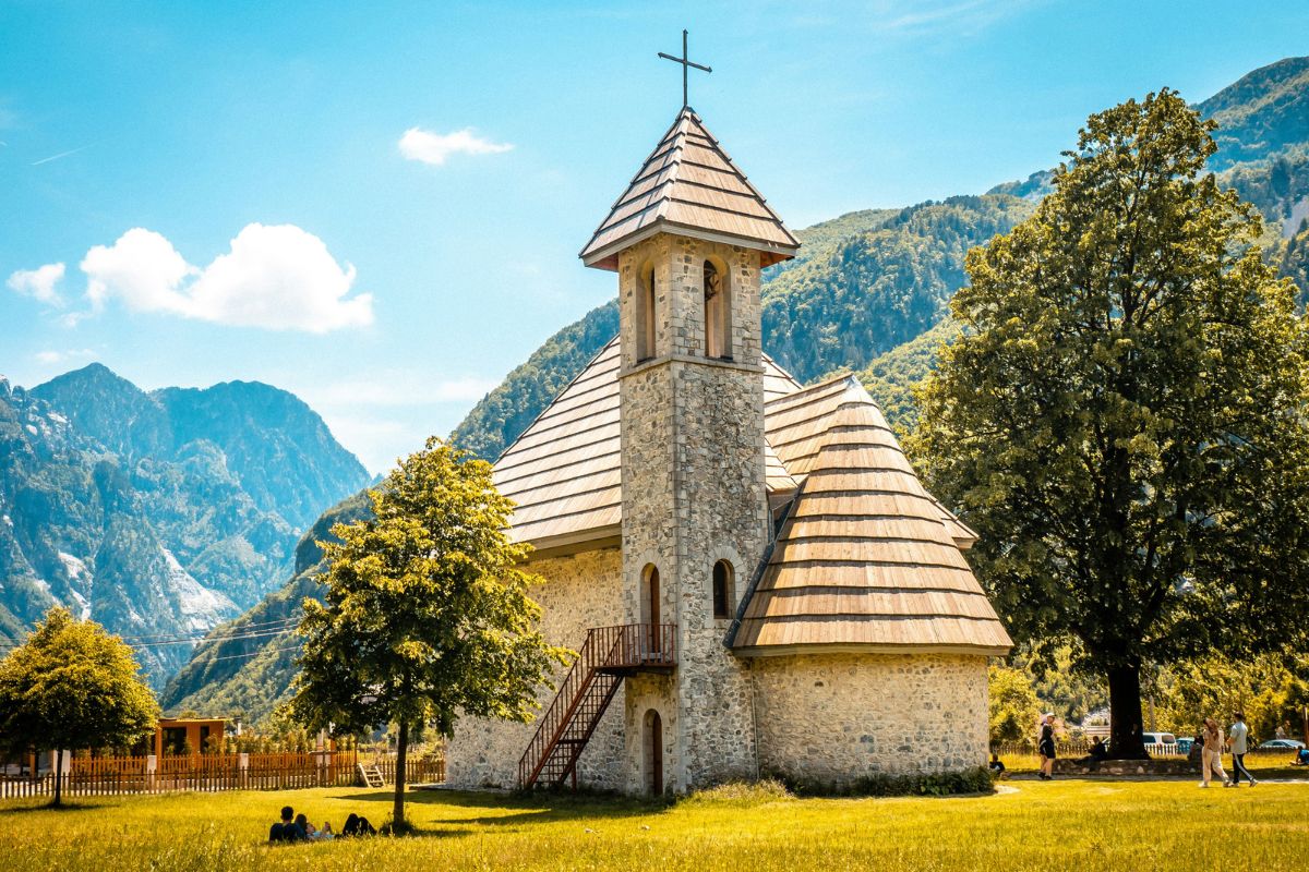 Edifício histótico da Igreja de Theth, na Albânia