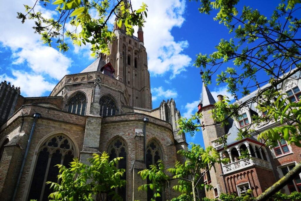 Fachada da Igreja de Nossa Senhora, em Bruges.