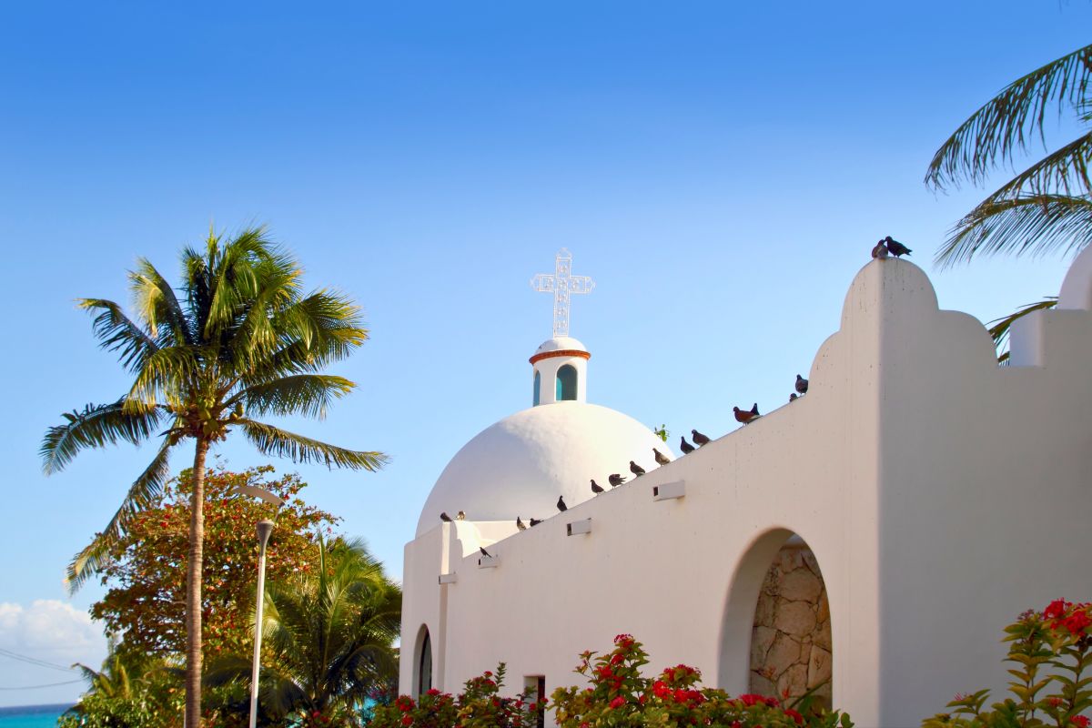 Igreja de Nuestra Señora del Carmen com fachada branca