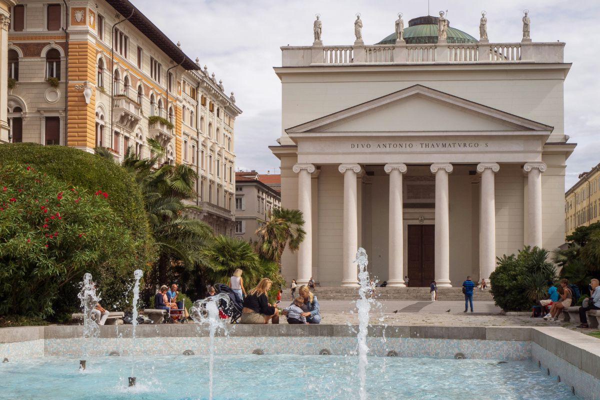 Igreja Sant’Antonio Taumaturgo em Trieste vista de frente