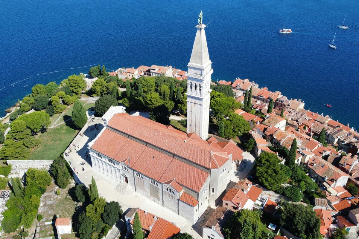 Imagem aérea da Igreja Santa Eufemia 