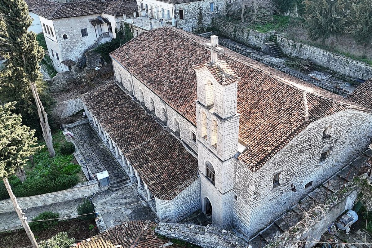 Imagem aérea da Igreja de São Spiridon, em Berat, Albânia