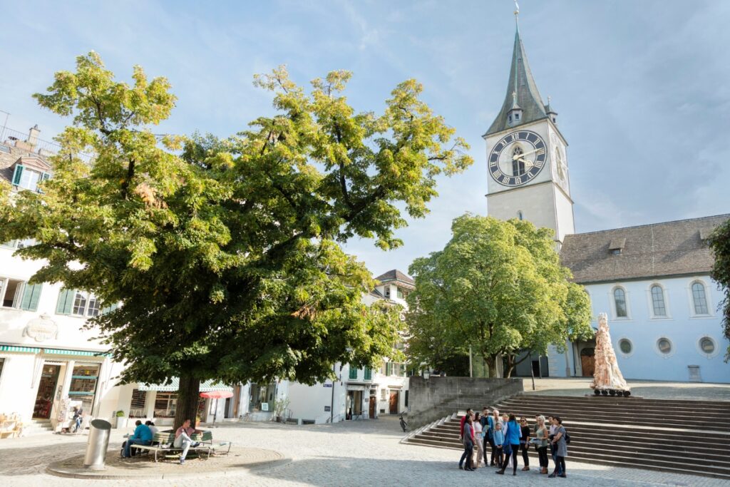 Praça da Igreja de São Pedro em Zurique, na Suíça