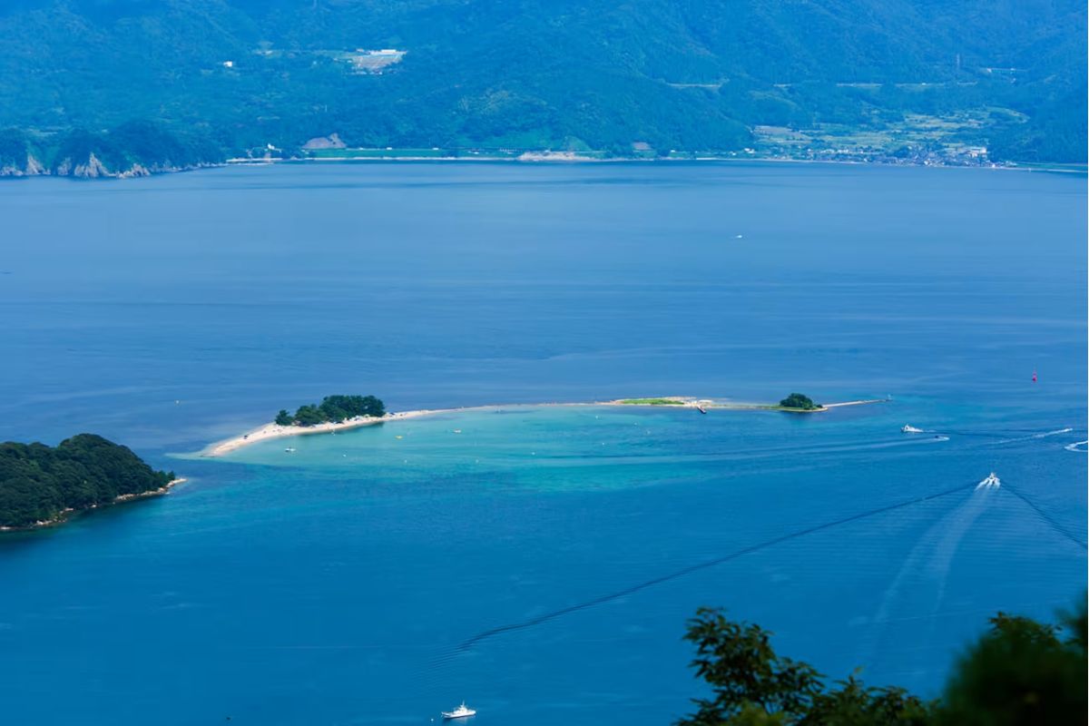 Panorama aéreo da ilha de Mizushima, Tsuruga, Fukui