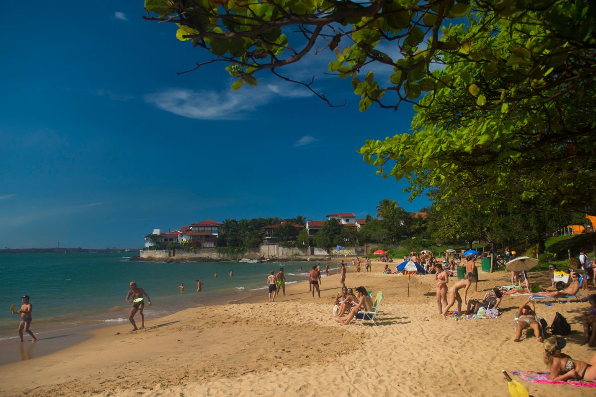Banhistas na praia da Ilha do Boi, em Vitória
