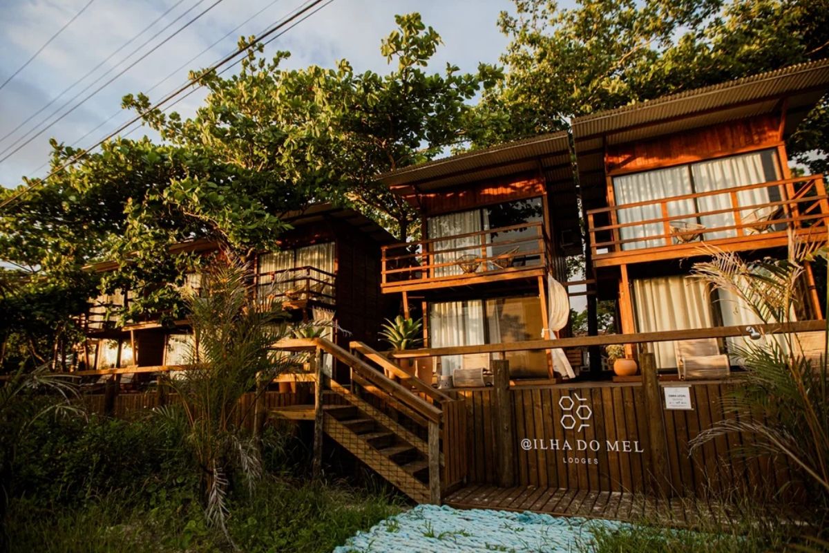 Fachada de pousada na Ilha do Mel