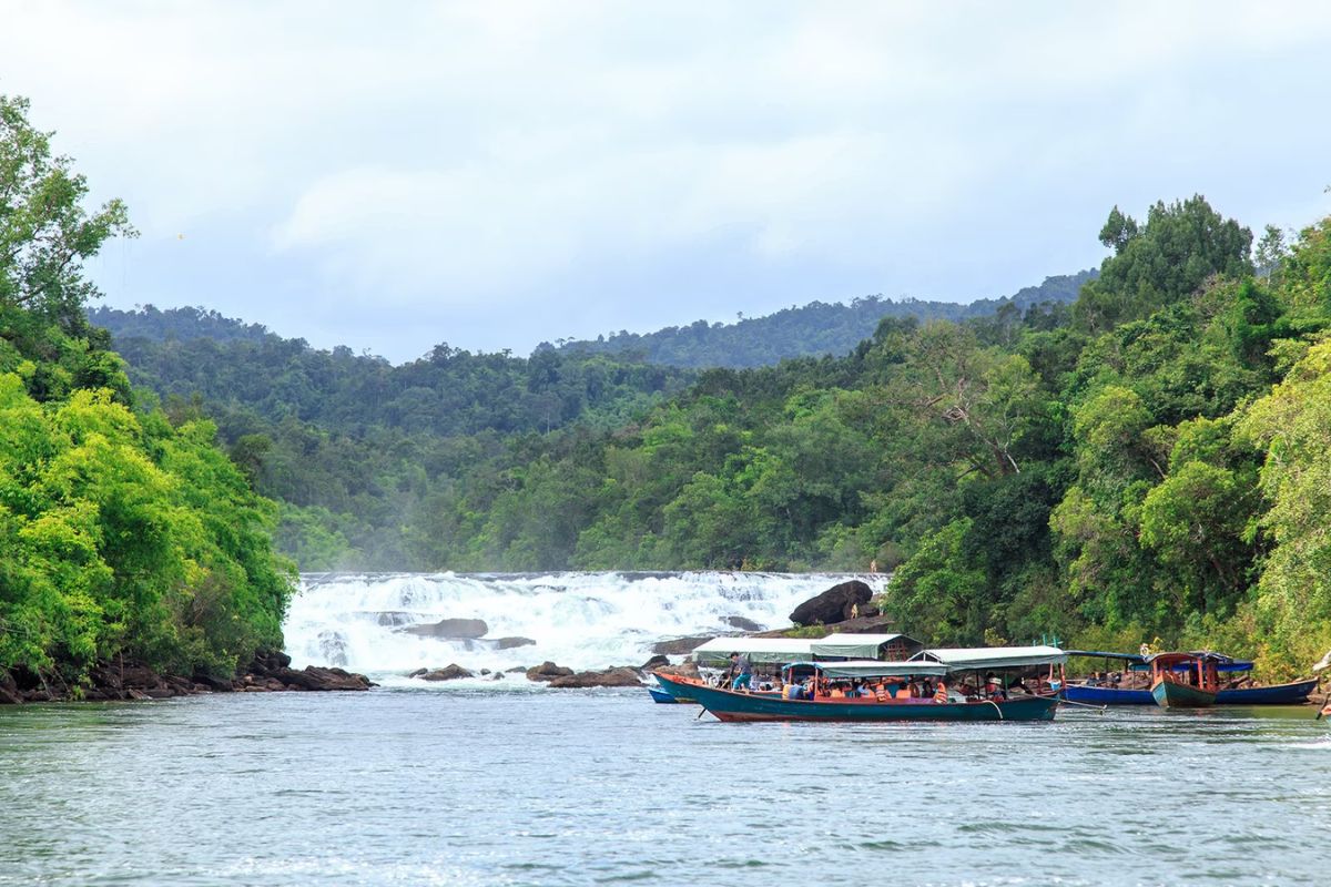 Passeio de barco pelo RioTatai, na ilha de Koh Kong