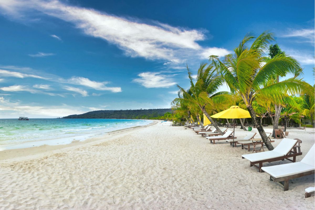 Espreguiçadeiras em praia da ilha de Koh Rong