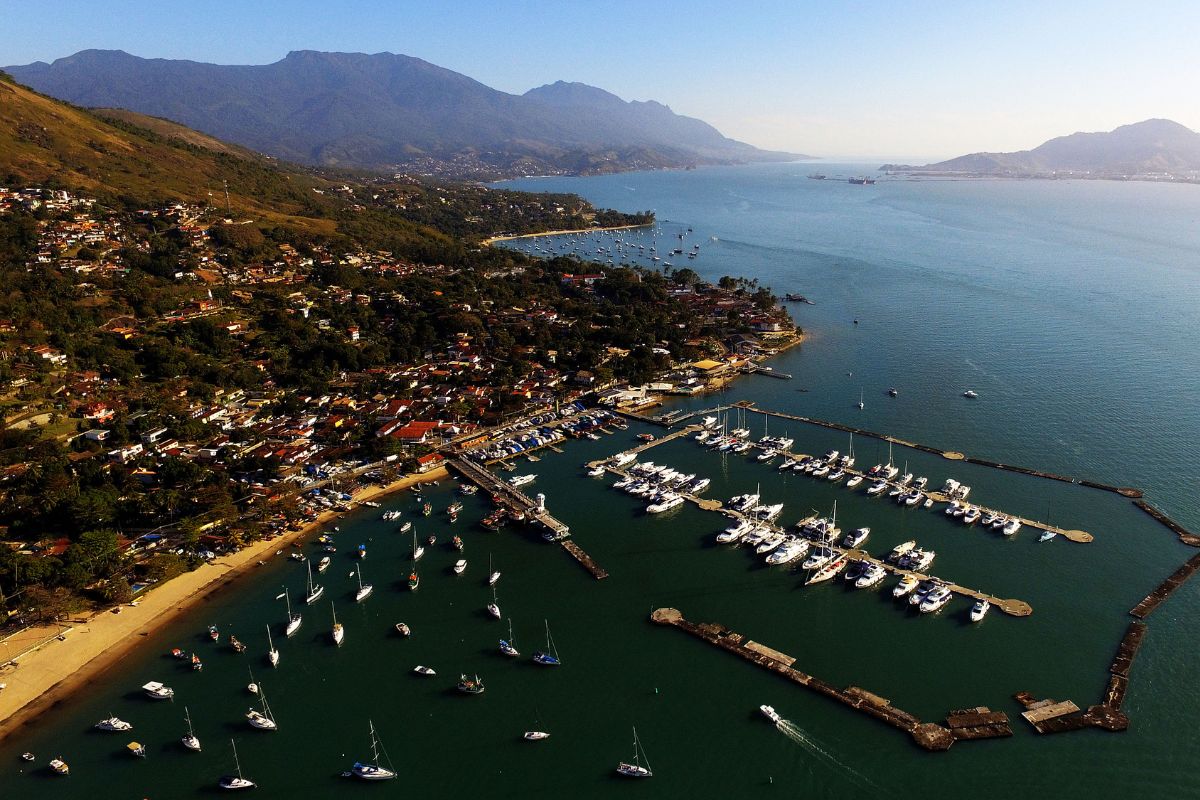 parte de Ilhabela vista de cima com Yacht Club, marina e barcos