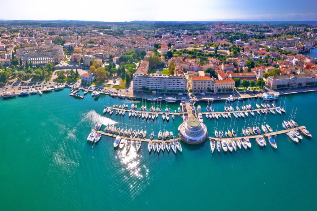 Imagem aérea da cidade de Pula, na Croácia