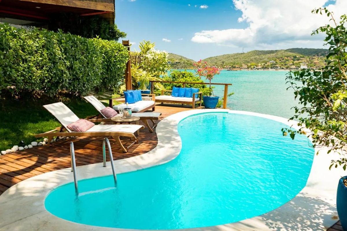 Piscina com vista para o mar em hotel na Região dos Lagos