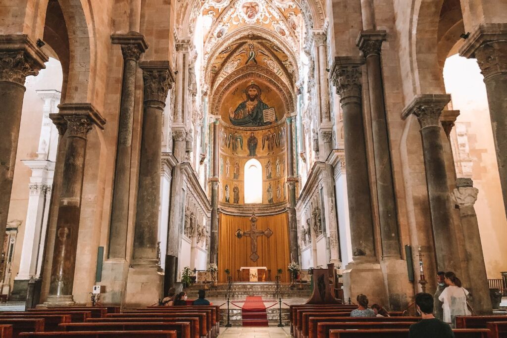 Interior do Duomo de Cefalù, na Sicília