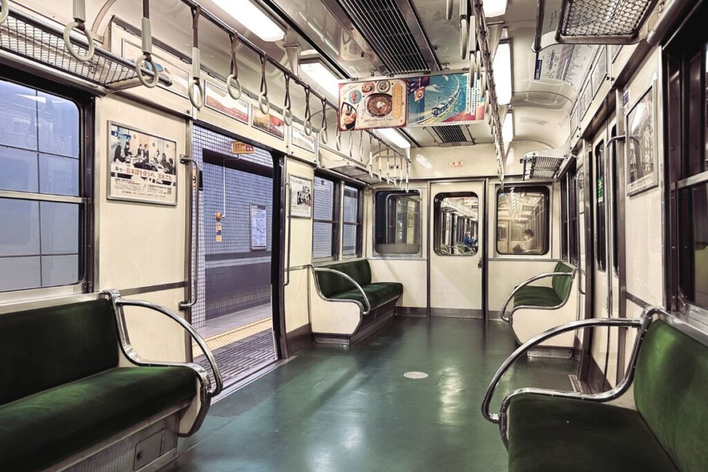 Interior do metrô de Kyoto