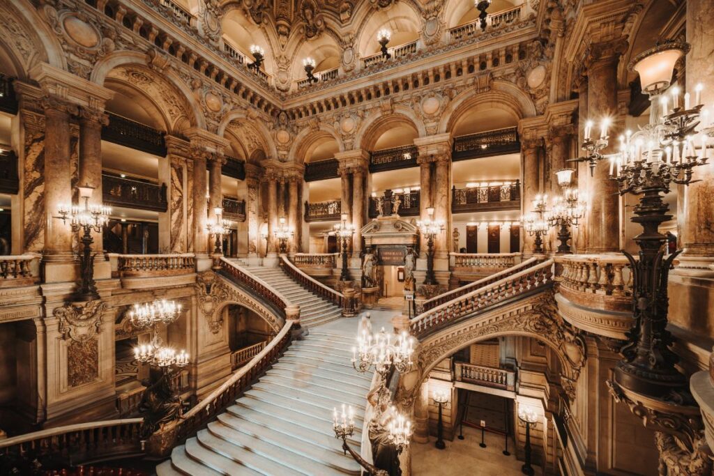 Escadaria da Ópera Garnier, em Paris