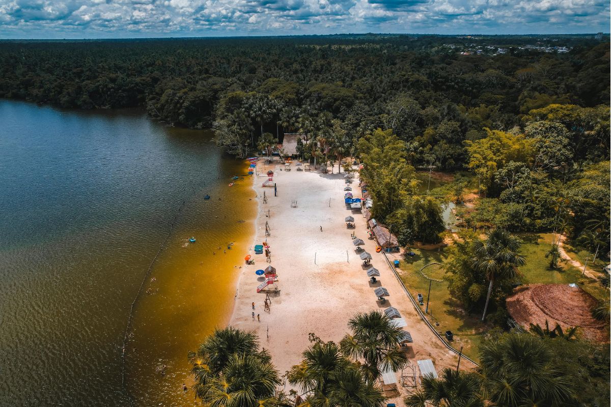 Foto aérea de praia de rio em Iquitos, destino do Peru