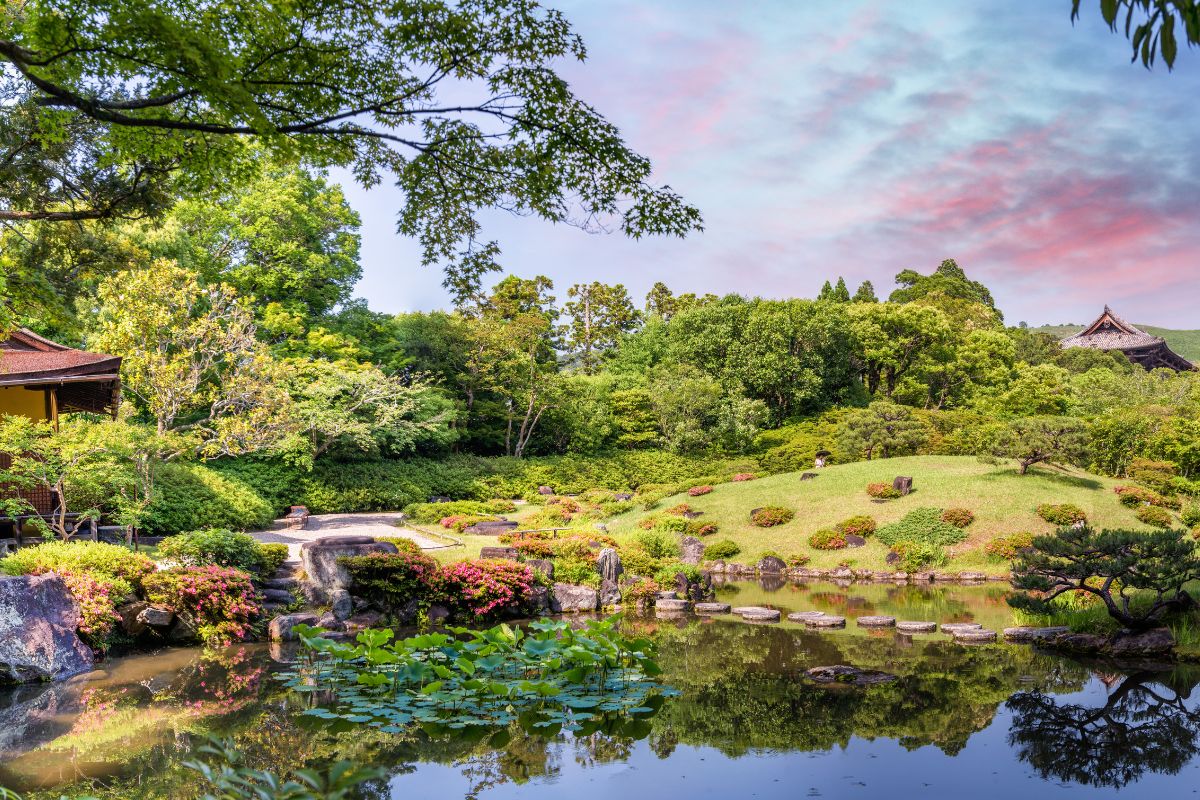 Entardecer no Jardim Isuien, em Nara, no Japão