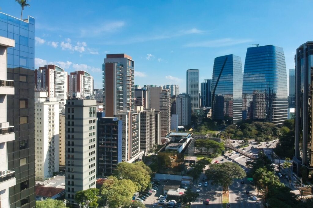 Imagem de uma avenida no Itaim Bibi, São Paulo