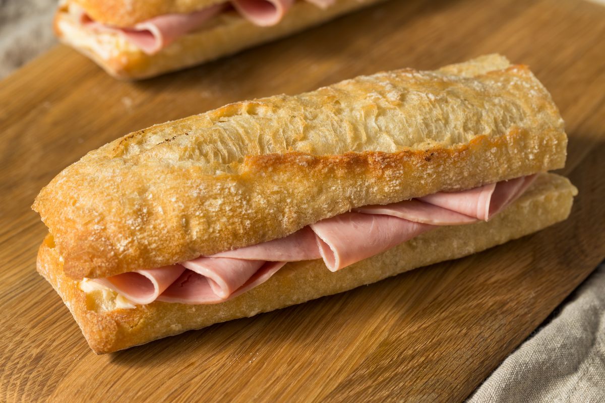 Sanduíche típico de Paris jambon-beurre