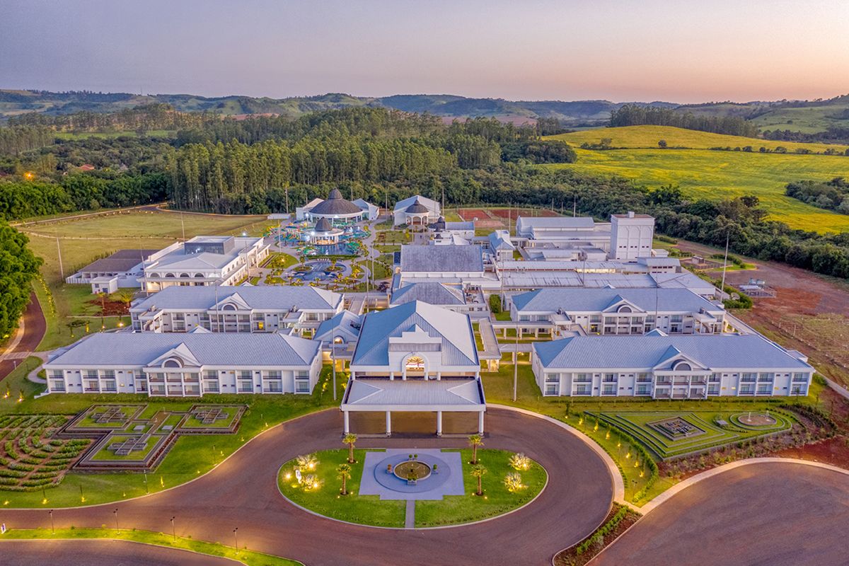 Panorama de resort moderno no interior do Paraná