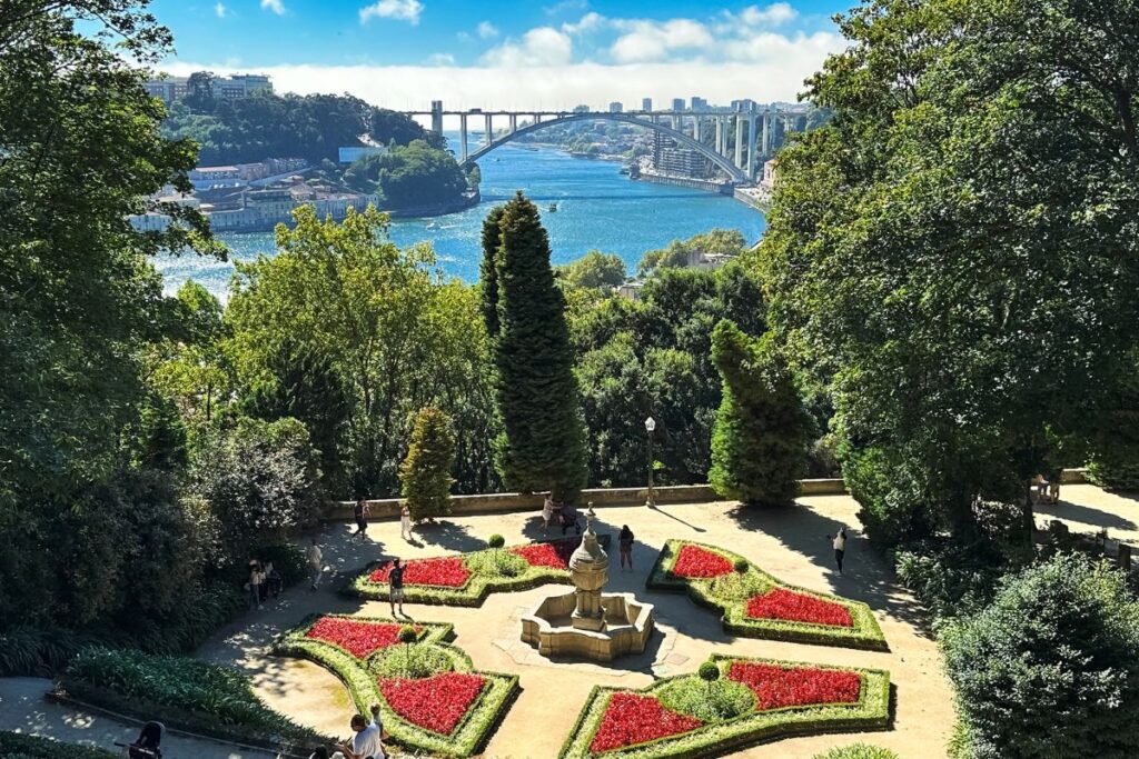 Mirante nos Jardins do Palácio de Cristal, em Porto