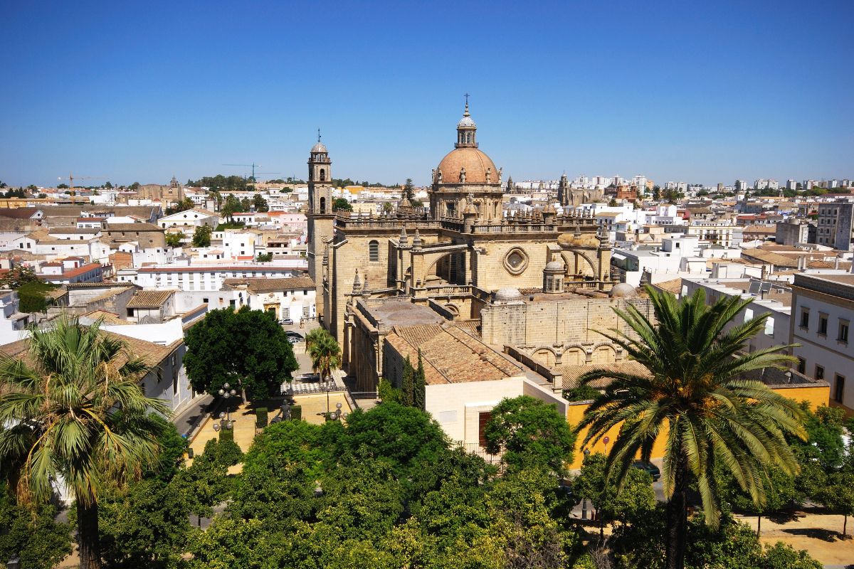 Cidade de Jerez de la Frontera, na Espanha, com o edifício da catedral da cidade em destaque.