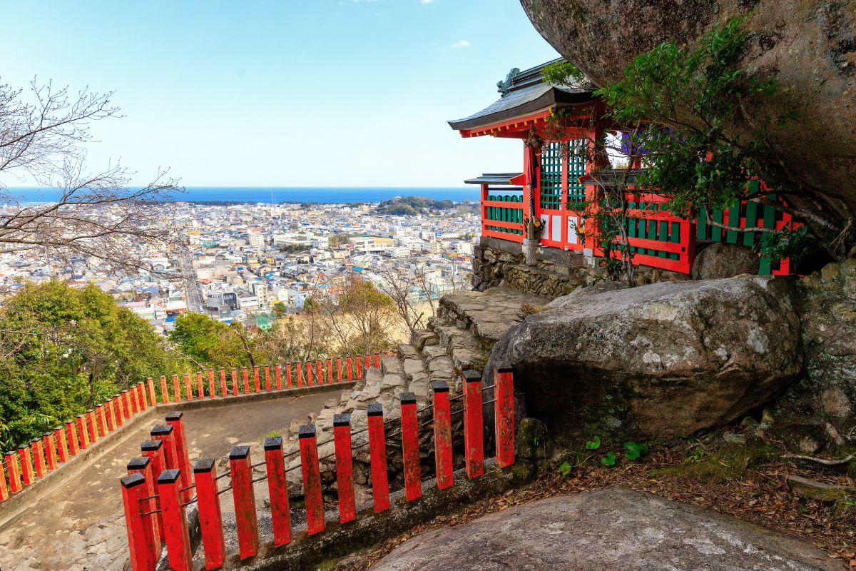 Santuário Kamikura Shrine construído ao lado de uma pedra