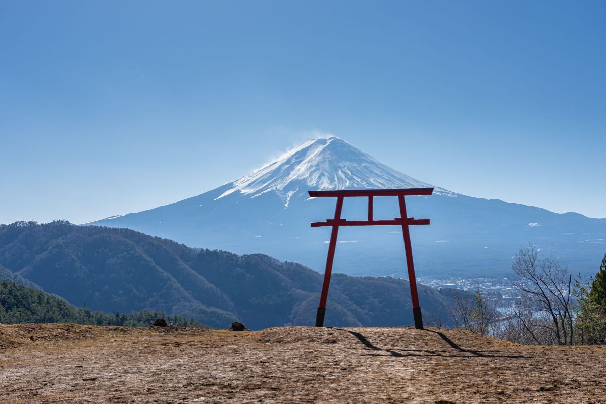 Torii com vista para o Monte Fuji, em Fujikawaguchiko