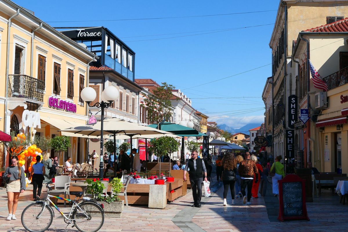 Pessoas na Kolë Idromeno, rua do centro de Shkodër, Albânia