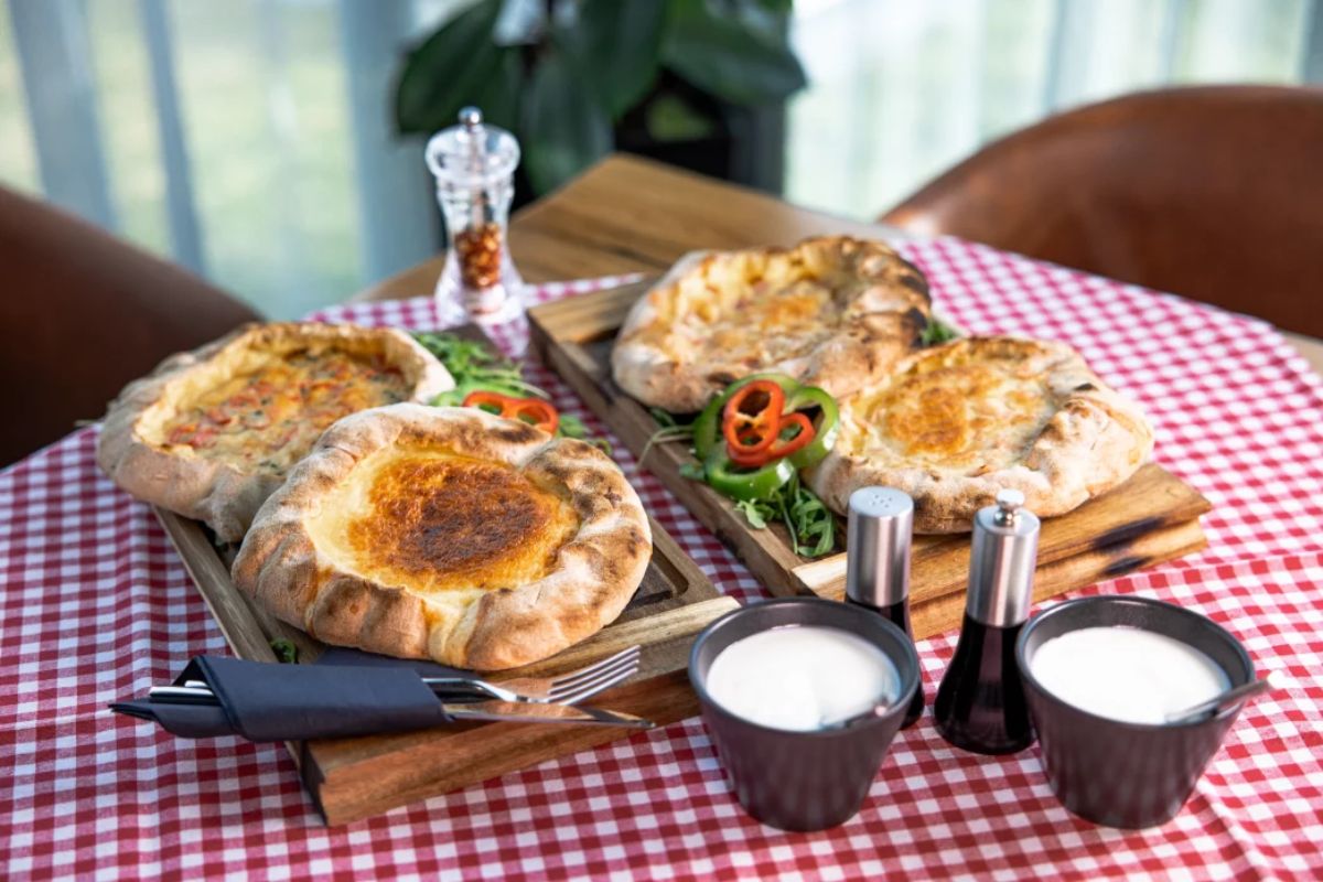 Prato com komplet lepinja, comida típica da Sérvia