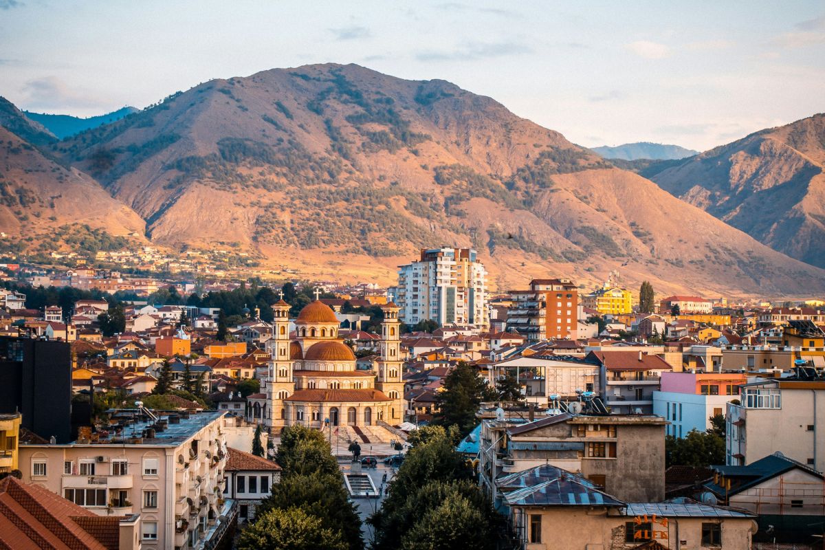 Imagem panorâmica da cidade de Korçë, na Albânia