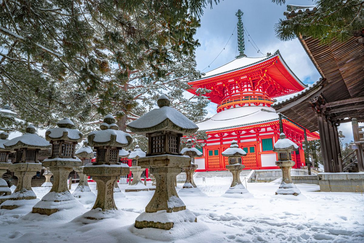 Templo de Koyasan coberto de neve