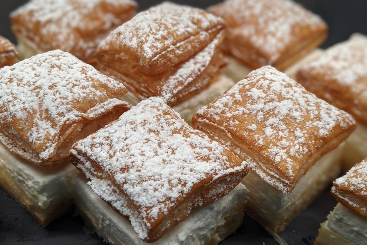 Bandeja de Kremšnita, doce típico da Croácia