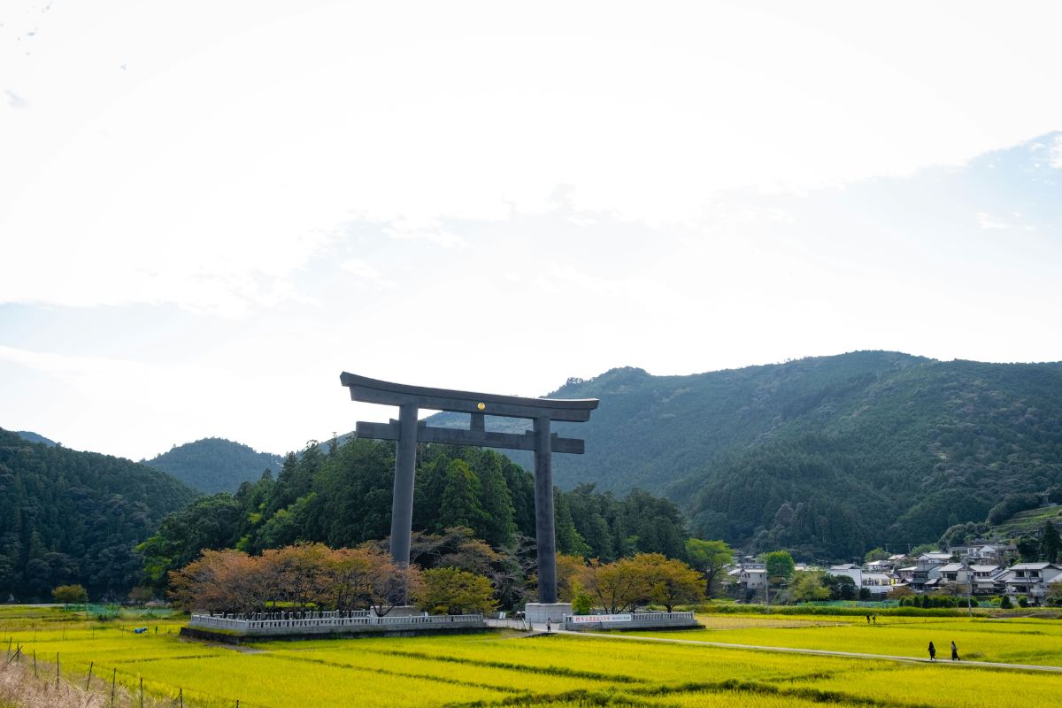 Enorme torii de Kumano Hongu Taisha, em Tanabe