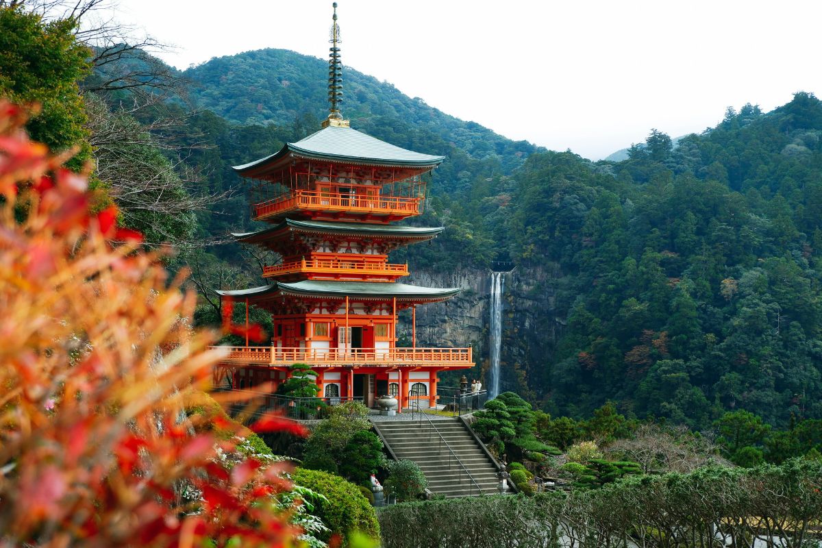 Santuário Kumano Nachi Taisha com cachoeira ao fundo, na província de Wakayama