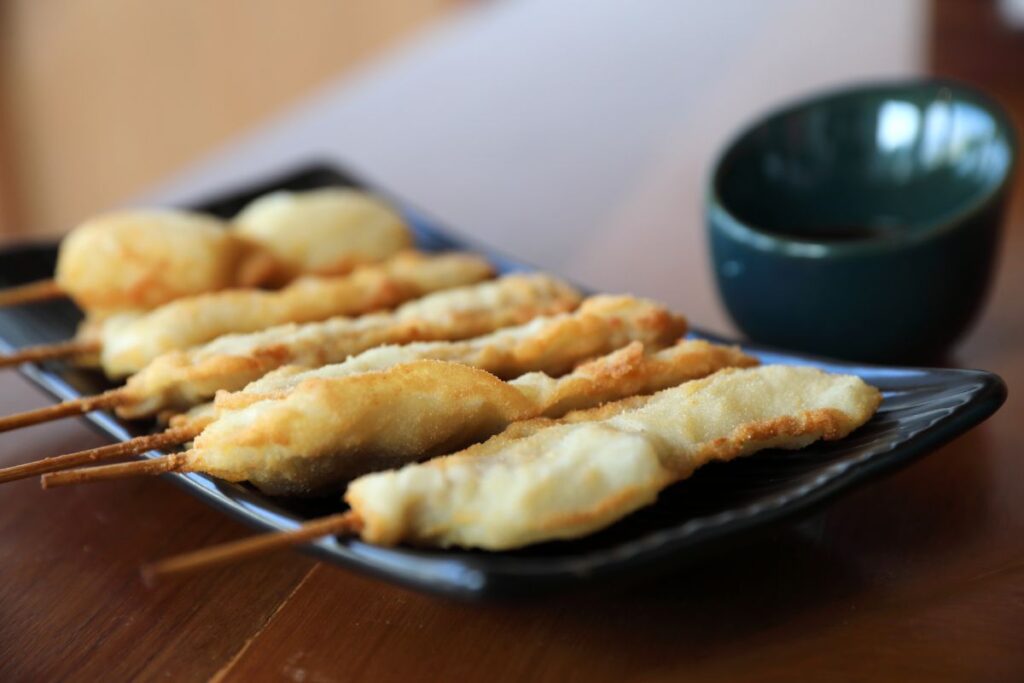 Porção de Kushikatsu, o típico espetinho empanado do Japão