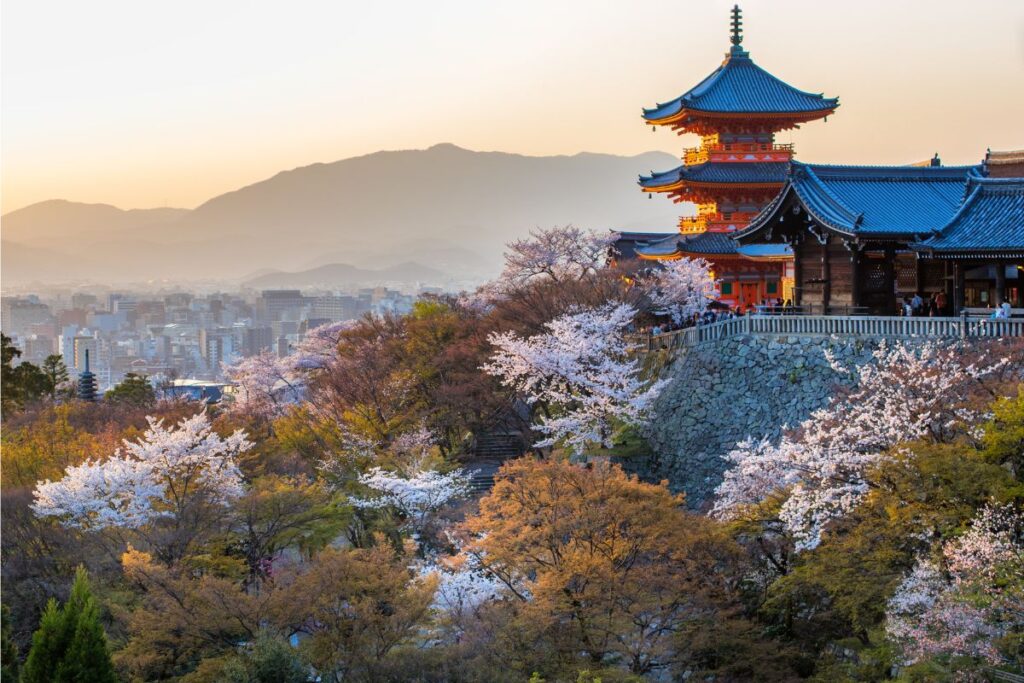 Templo Kyomizu-dera durante a florada das cerejeiras