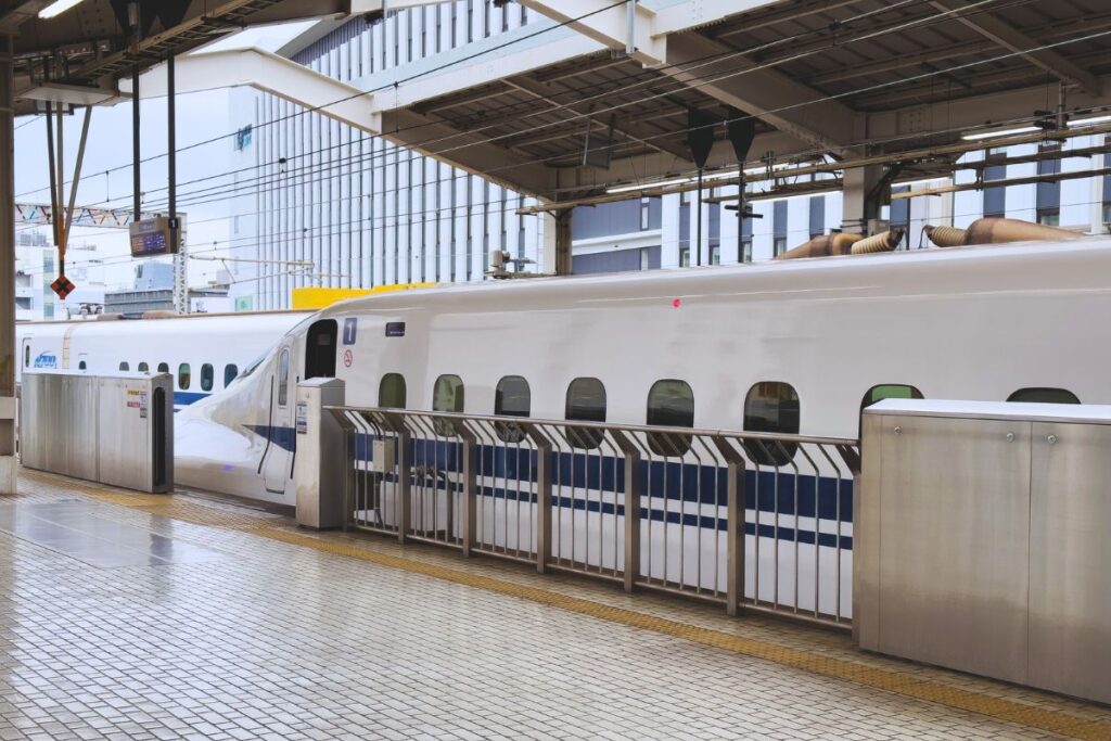 Trens shinkansen na Estação de Kyoto