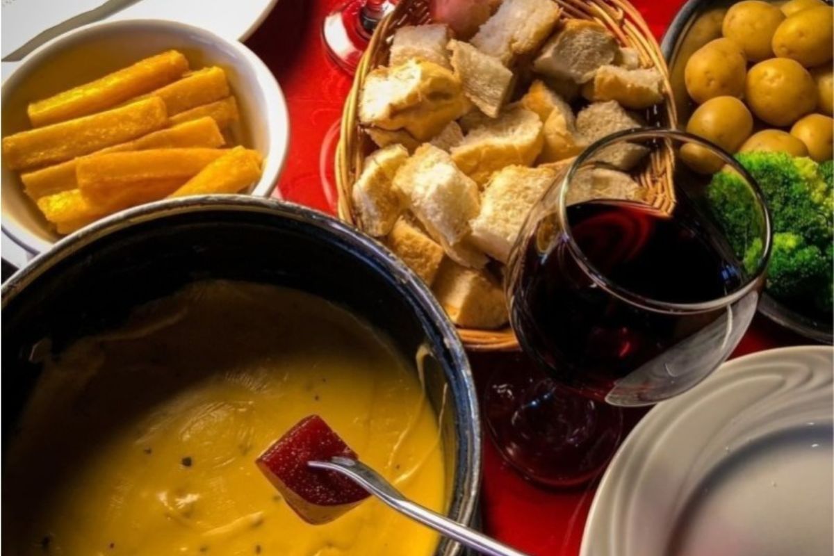 Fondue de queijo em restaurante de Gramado e Canela