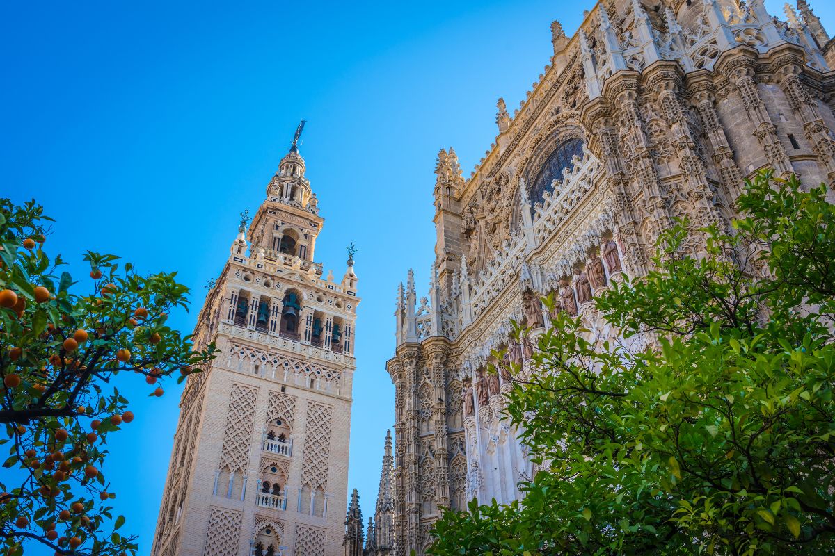 Torre de La Giralda, em Sevilha, e parte da fachada detalhada da Catedral de Sevilha.