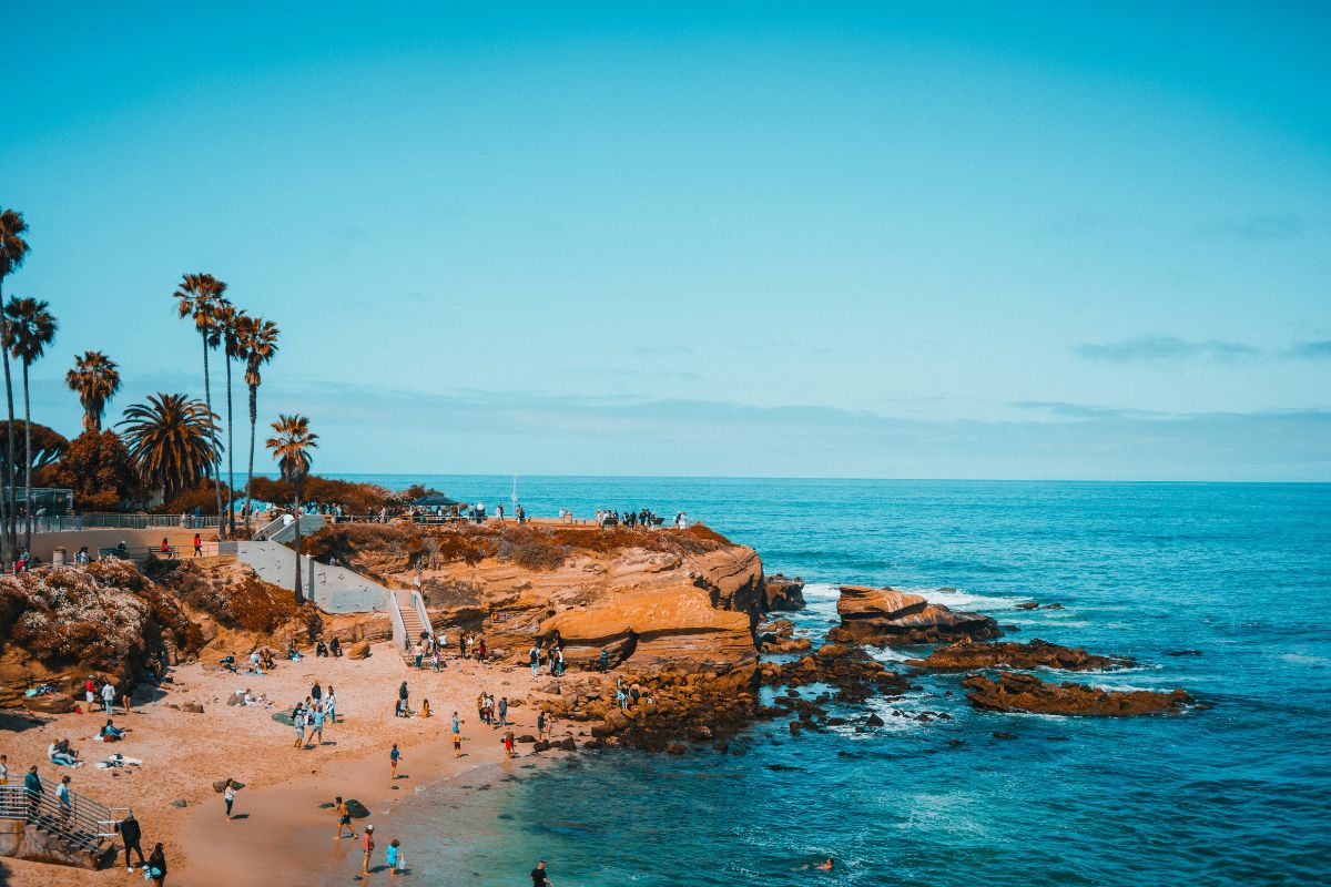 Pessoas na praia de La Jolla Cove, em San Diego