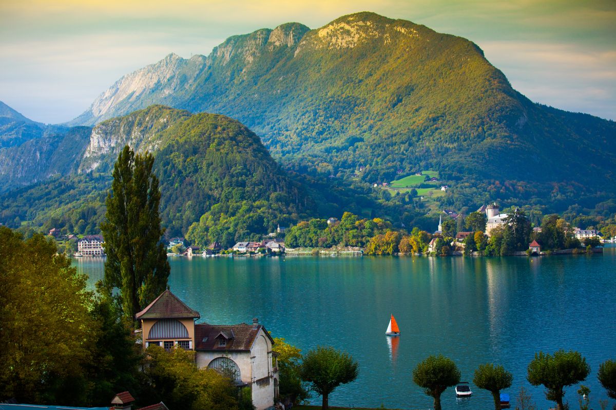 Lago de Annecy visto de cima com montanhas ao fundo