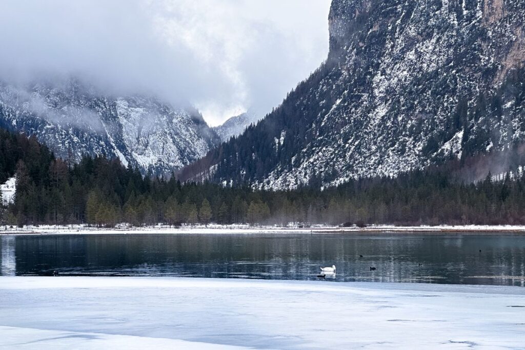 Lago di Dobbiaco, nas Dolomitas, no inverno