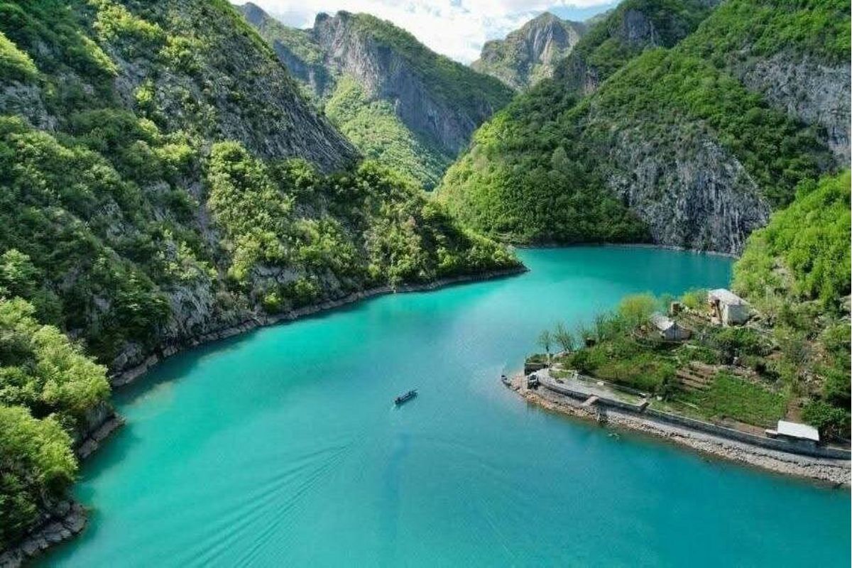 Imagem panorâmica do Lago Komani, na Albânia
