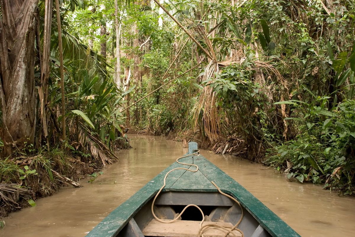 Navegação pelo Lago Sandoval, em Puerto Maldonado